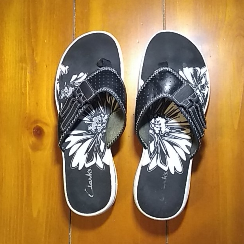 Black Clarks sandals 8M
